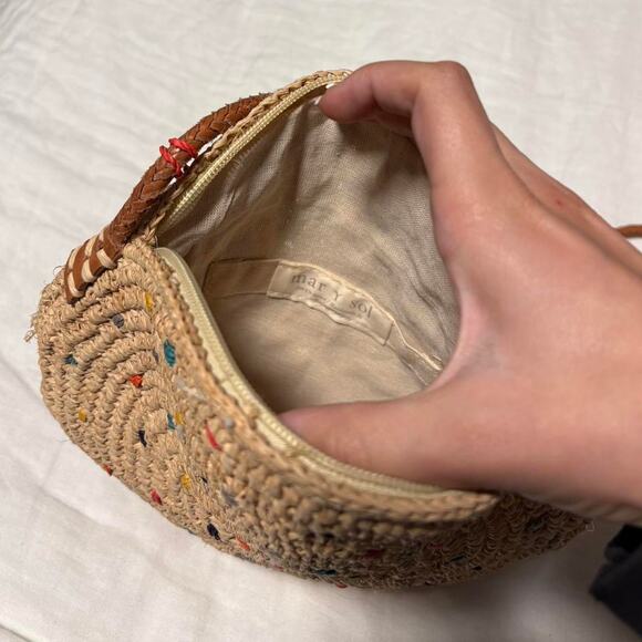 Adorable handmade cherry red pom pom straw crossbody bag from Madagascar - Picture 3 of 6